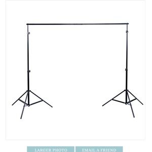 Backdrop stand expands to 10’7”